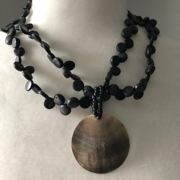 Black Beaded Necklace with Lacquered Shell - Picture 2 of 8